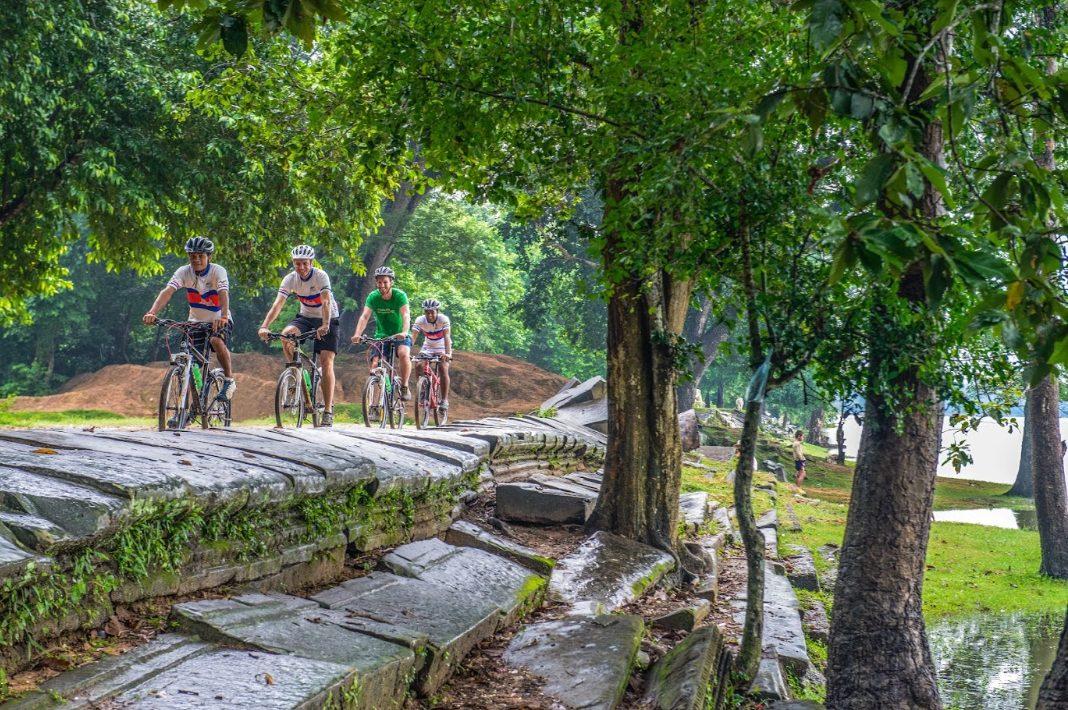 a casual bike ride trough phnom penh